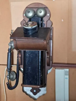 Teléfono antiguo de pared