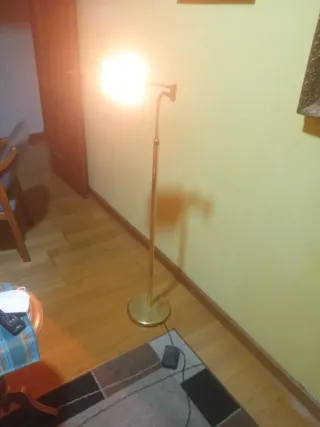 Lámpara de pie dorada de metal NO ENVÍOS