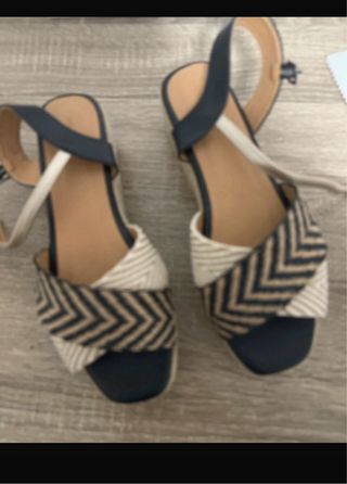 Sandalias cuña T37 nuevas beige y negro