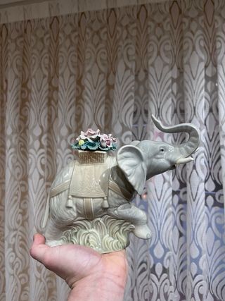 Figura de porcelana de elefante R. Requena