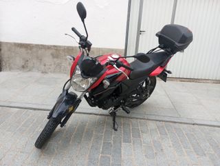 Yamaha YS125 - Moto Naked Negra y Roja. Gasolina