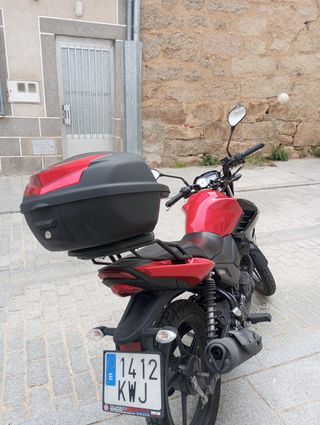 Yamaha YS125 - Moto Naked Negra y Roja. Gasolina