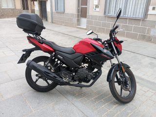 Yamaha YS125 - Moto Naked Negra y Roja. Gasolina