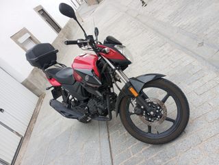 Yamaha YS125 - Moto Naked Negra y Roja. Gasolina