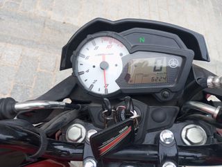 Yamaha YS125 - Moto Naked Negra y Roja. Gasolina