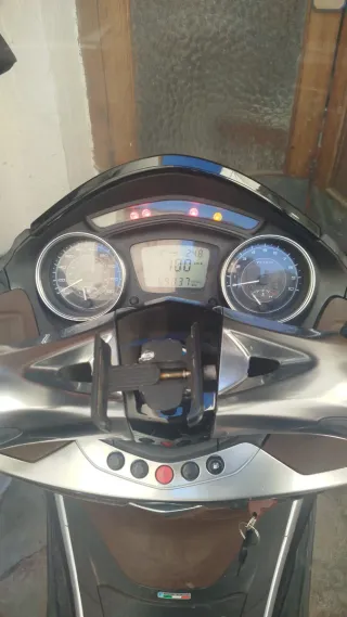 Piaggio 125cc Maxi-Scooter Negra/Marrón