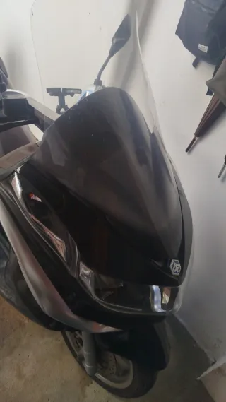 Piaggio 125cc Maxi-Scooter Negra/Marrón