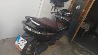 Piaggio 125cc Maxi-Scooter Negra/Marrón