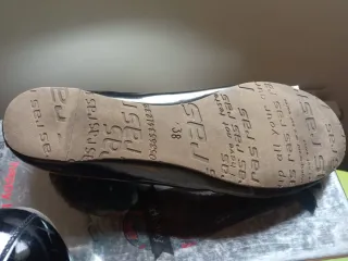 Zapatos negros con detalle dorado