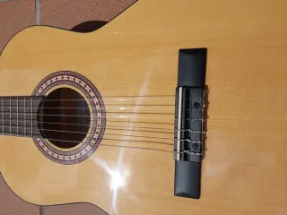 Guitarra OQAN Joven + Funda. Buen estado.