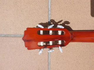 Guitarra OQAN Joven + Funda. Buen estado.