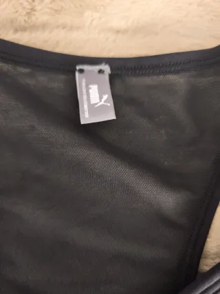 Top deportivo Puma negro con cremallera frontal