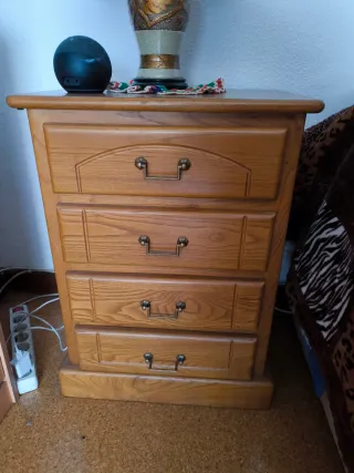 2 Mesitas de noche de madera con 4 cajones