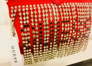 Bolso Guess pedrería rojo y plateado