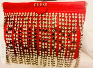 Bolso Guess pedrería rojo y plateado