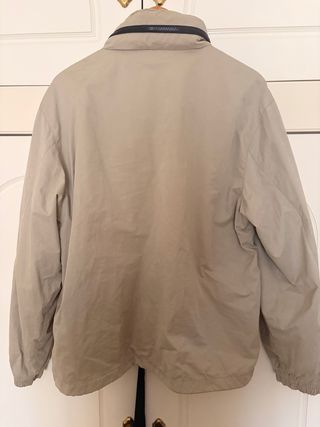 Chaqueta beige con cremallera