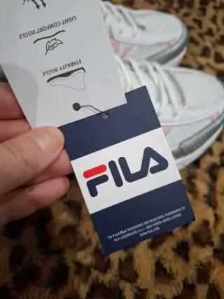 Zapatillas Fila plateadas y blancas talla 39