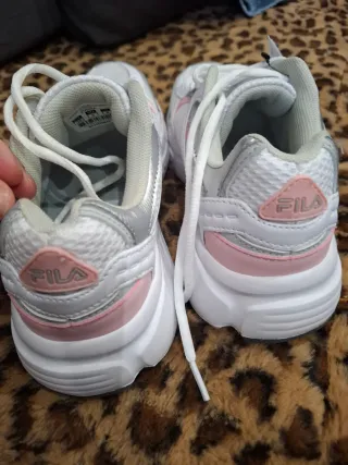 Zapatillas Fila plateadas y blancas talla 39