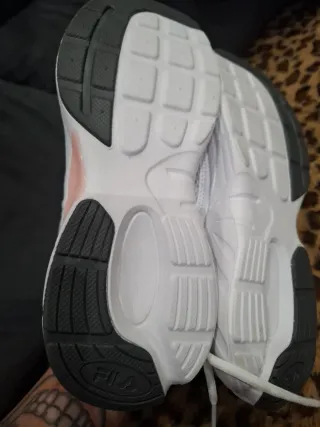 Zapatillas Fila plateadas y blancas talla 39