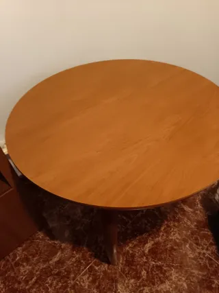 Mesa redonda y 2 sillas de madera