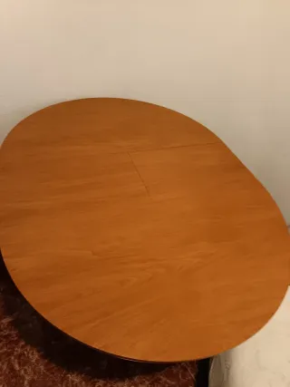 Mesa redonda y 2 sillas de madera