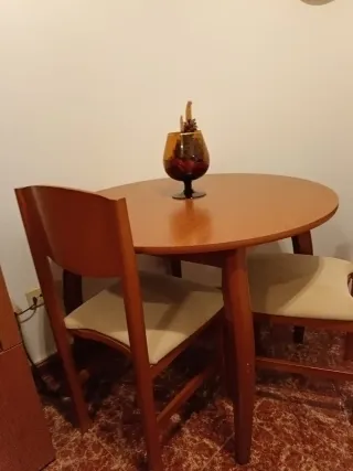 Mesa redonda y 2 sillas de madera