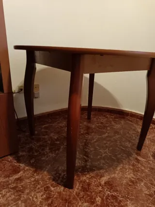 Mesa redonda y 2 sillas de madera