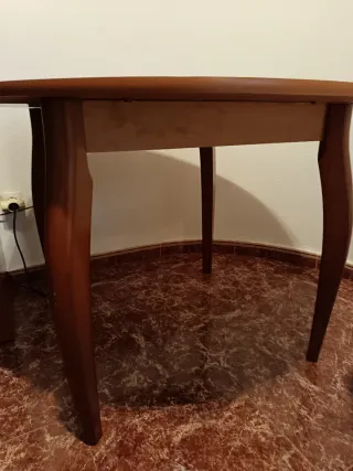 Mesa redonda y 2 sillas de madera