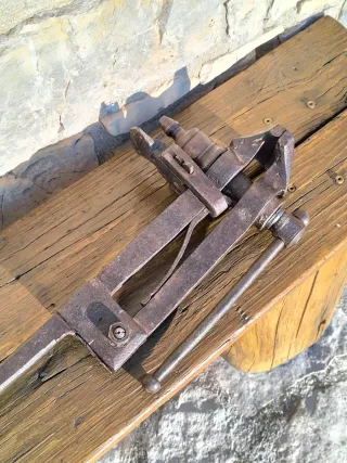 Antiguo tornillo de banco de herrero