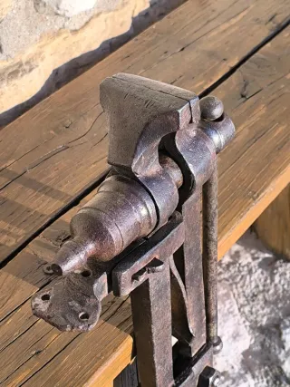 Antiguo tornillo de banco de herrero