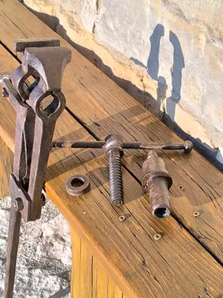 Antiguo tornillo de banco de herrero