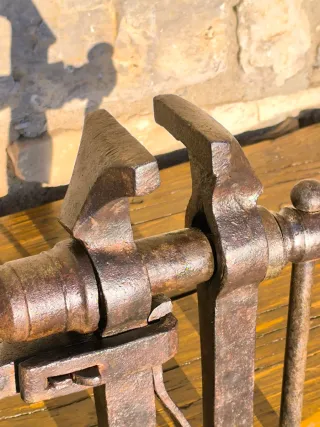 Antiguo tornillo de banco de herrero