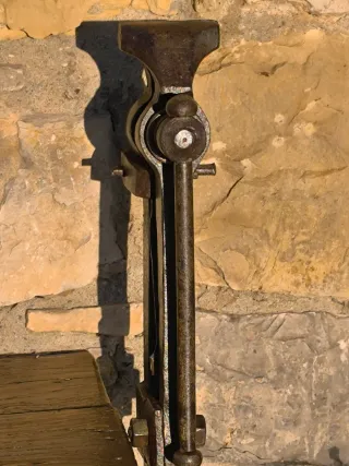 Antiguo tornillo de banco de herrero
