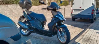 Kymco 125 Scooter Negra