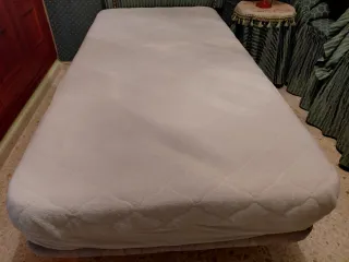 Puff tapizado con volante