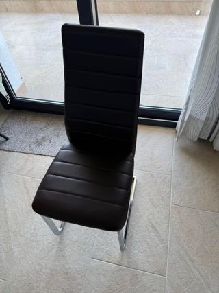 Mesa de comedor y 2 sillas
