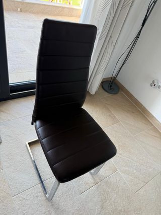 Mesa de comedor y 2 sillas