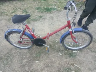 Bicicleta plegable roja y azul