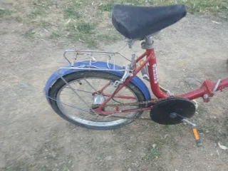 Bicicleta plegable roja y azul