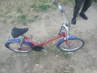 Bicicleta plegable roja y azul