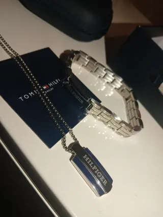 Conjunto Tommy Hilfiger: Pulsera, Collar y estuche