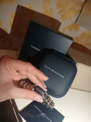 Conjunto Tommy Hilfiger: Pulsera, Collar y estuche