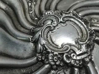 Prato decorativo antigo em metal