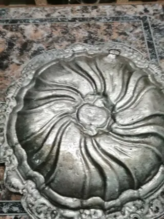 Prato decorativo antigo em metal