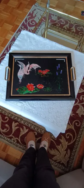 Bandeja decorativa con grullas y flores