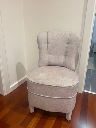 Butaca baja dormitorio tela morado claro