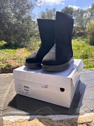 Botas  grises con cadena dorada