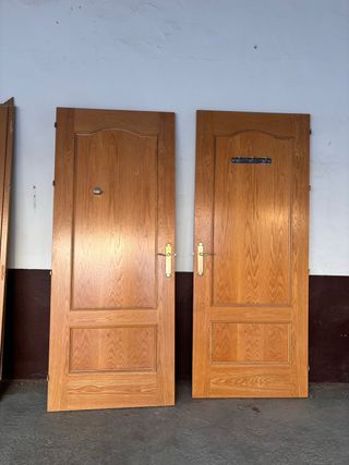 2 Puertas de madera maciza con marco