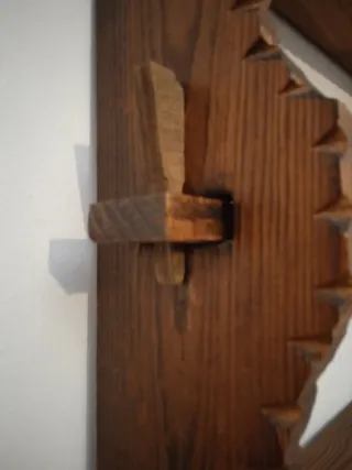 estantería de madera tallada