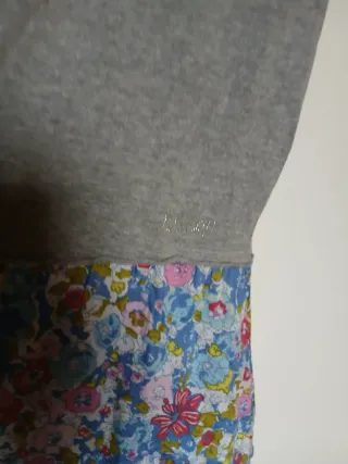 Abito grigio con fantasia floreale